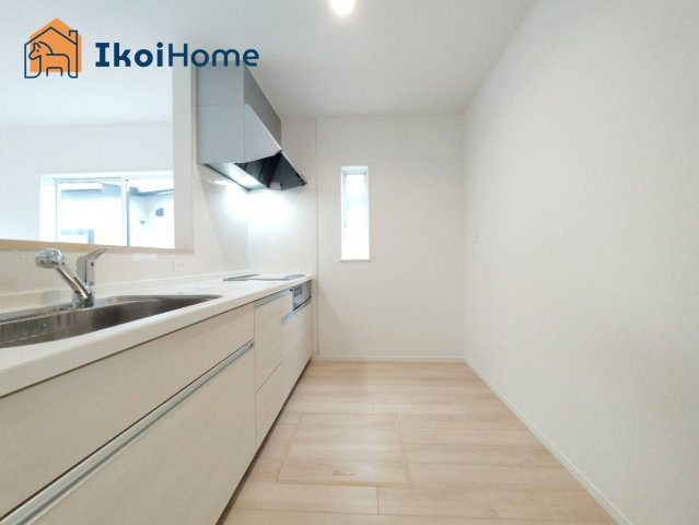 明石市北王子町第3　1号棟　新築戸建　のキッチン|◆同社施工例◆キッチンと同色のカップボードの設置依頼を承ることが多いです。お気軽にご相談下さいませ