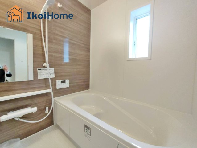 明石市北王子町第3　1号棟　新築戸建　の浴室|◆同社施工例◆足を伸ばしてご入浴いただけるゆったりとした浴槽です。ベンチタイプで半身浴も可能です。