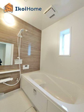 明石市北王子町第3　1号棟　新築戸建　の浴室|◆同社施工例◆小窓があり換気良好の浴室です。清潔な空間を保てます。