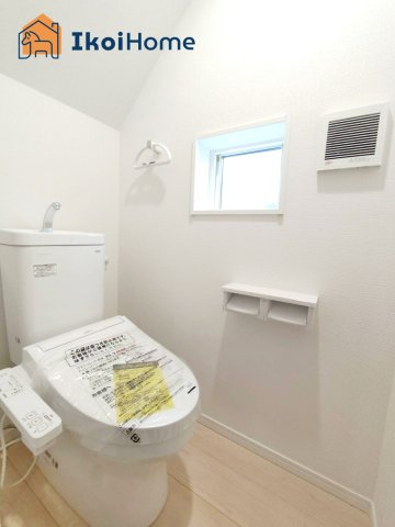 明石市北王子町第3　1号棟　新築戸建　のトイレ|◆同社施工例◆1階・2階にウォシュレット、暖房便座、脱臭機能を標準装備のトイレを完備！