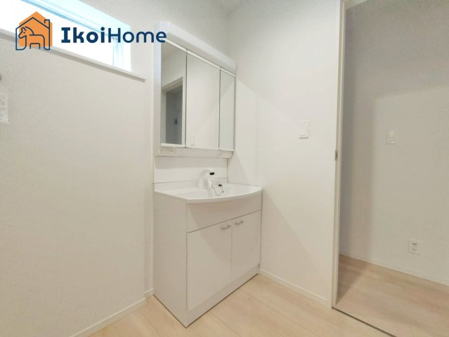 明石市北王子町第3　1号棟　新築戸建　の洗面所|◆同社施工例◆ホース収納とリフトアップ機能を兼ねそろえた優秀なシャワー水栓で便利です！