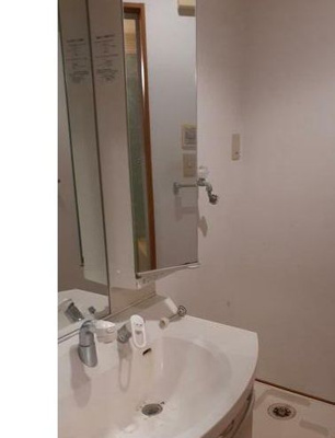 【独立洗面台】 | 高田一丁目一戸建 | 独立洗面台、小物を置くことができて便利です