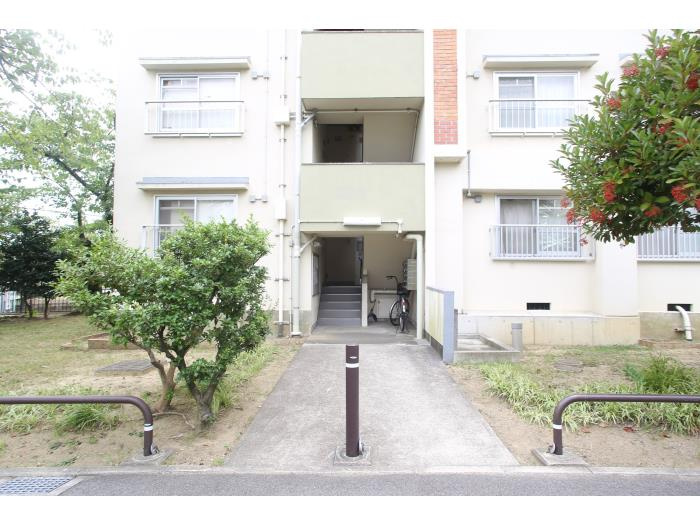 助松56号棟のエントランス