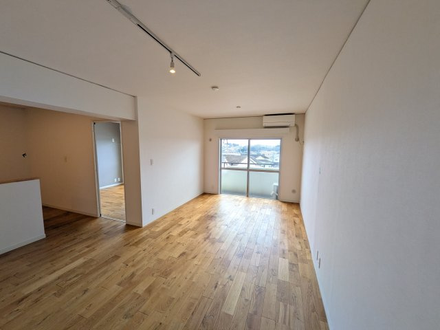 ラポール生田の居間・リビング