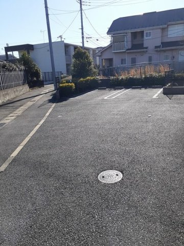 サン・グレイスの駐車場|駐車場があるので、車を買う予定の方も安心です