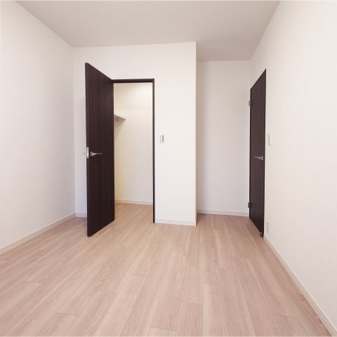 ビーコンヒル能見台ウエストヒルＡ館の寝室|寝室には大きめのウォークインクローゼットが設けられております