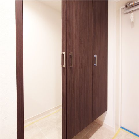 ビーコンヒル能見台ウエストヒルＡ館の収納|大きめの玄関収納で玄関先がきれいに片付きます
