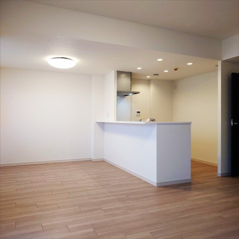 ビーコンヒル能見台ウエストヒルＡ館の居間・リビング|カウンターキッチンで家族同士の距離を近く感じられるダイニングです