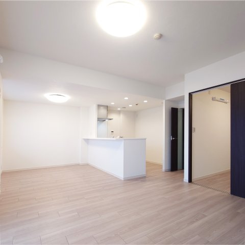 ビーコンヒル能見台ウエストヒルＡ館の居間・リビング|家族みんなでくつろげる広々リビングです