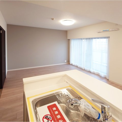 ビーコンヒル能見台ウエストヒルＡ館のキッチン|キッチンで作業しながらもリビングが見渡せます