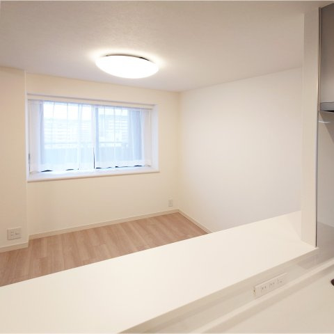 ビーコンヒル能見台ウエストヒルＡ館のキッチン|キッチン前のダイニングにはすぐにお料理が並べられます