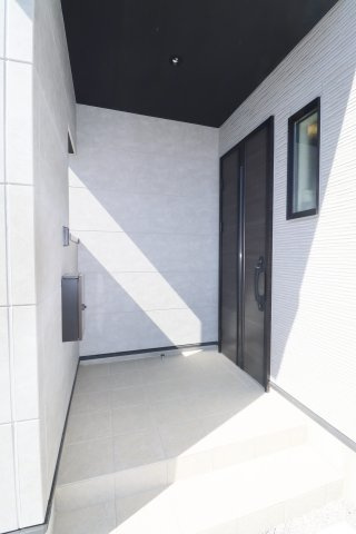 二本松市油井字大窪　　　  ２号棟　　油井小学校、安達中学区　の玄関