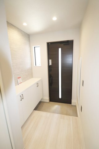 二本松市油井字大窪　　　  ２号棟　　油井小学校、安達中学区　の玄関