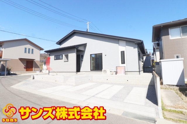 二本松市油井字大窪　　　  ２号棟　　油井小学校、安達中学区　の外観|南東側から見た駐車場を含む外観♪