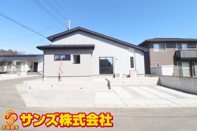 二本松市油井字大窪　　　  ２号棟　　油井小学校、安達中学区　の外観|南側から見た駐車場を含む外観♪