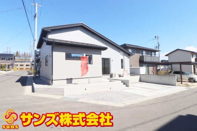 二本松市油井字大窪　　　  ２号棟　　油井小学校、安達中学区　の外観|南西側から見た駐車場を含む外観♪