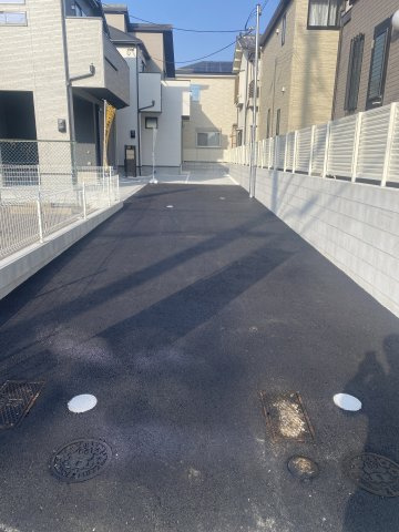 浜甲子園2丁目新築戸建　1号棟の前面道路含む現地写真