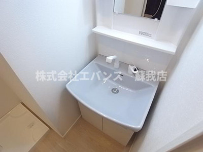 【独立洗面台】 | シトラスユノス京葉蘇我 | 独立洗面台、小物を置くことができて便利です