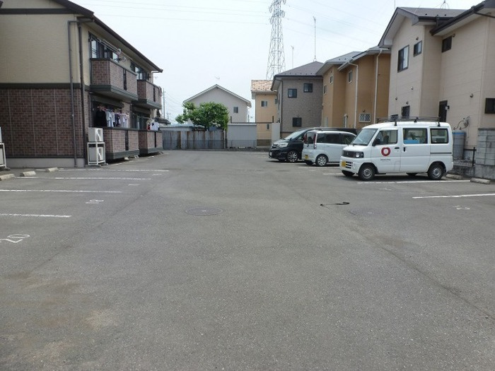 ドミールBの駐車場