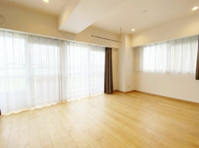 マンション第2多摩川苑の居間・リビング|AI生成による家具・小物削除した画像を含みます・現状優先。