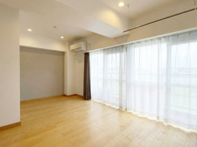 マンション第2多摩川苑の居間・リビング|AI生成による家具・小物削除した画像を含みます・現状優先。