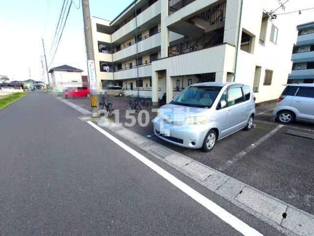 メゾン水主町の駐車場