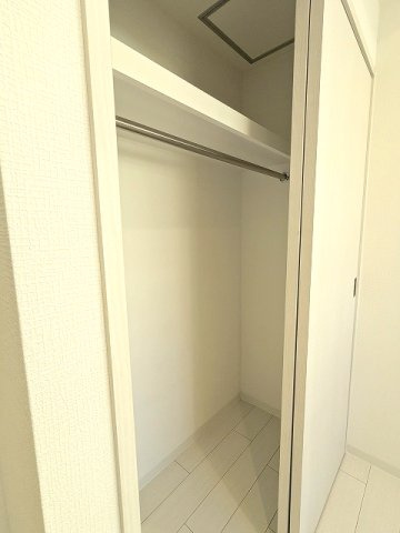 Vスタイル入谷の設備|4.2帖洋室のクローゼット、ベッド家具配置しやすい様にスライド式のドアです