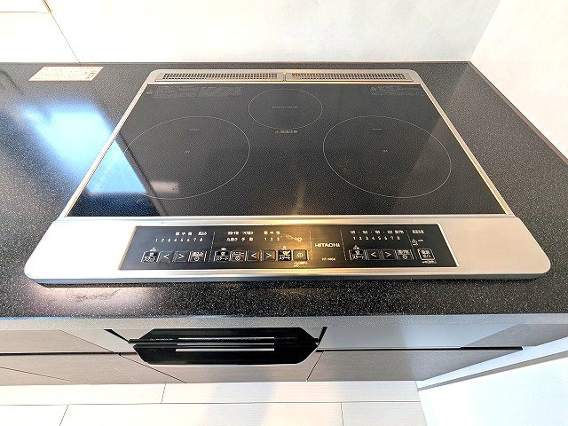Vスタイル入谷の設備|グリル付IH3口システムキッチン