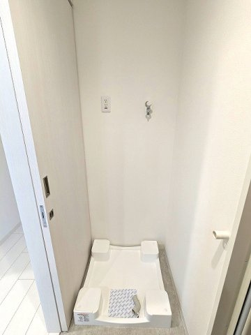 Vスタイル入谷の設備|洗面脱衣室の洗濯機置場は排水口のお手入れしやすい様に手前中央に配置し、足高の防水パンです