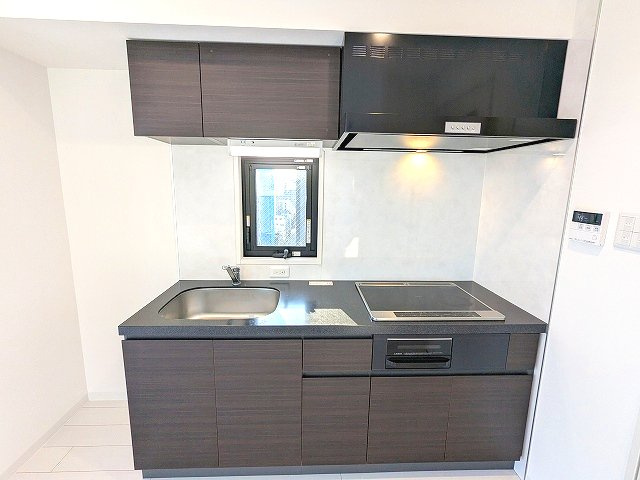 Vスタイル入谷のキッチン|窓付、グリル付IH3口システムキッチン