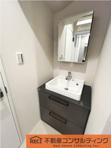 西宮市小松町1丁目　中古戸建の独立洗面台