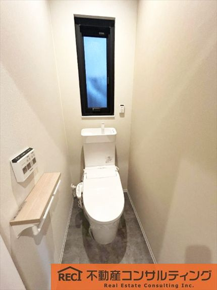 西宮市小松町1丁目　中古戸建のトイレ