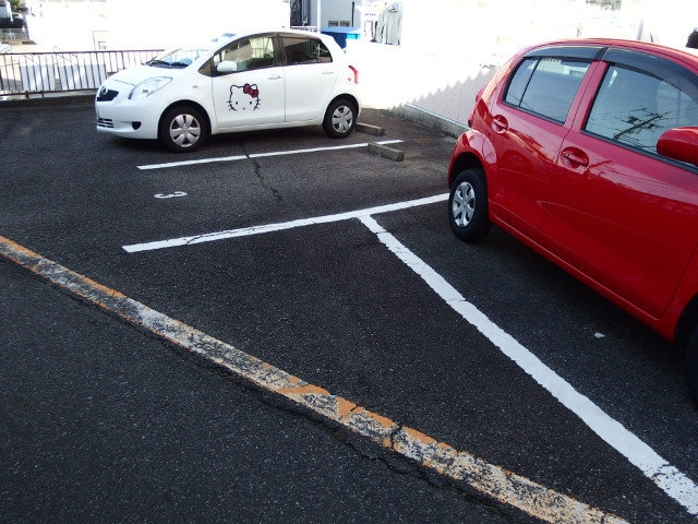 メゾン西大平Ⅱの駐車場