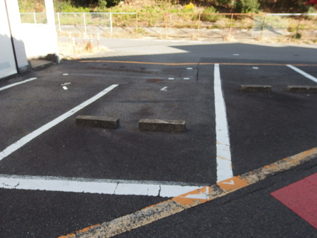 メゾン西大平Ⅱの駐車場