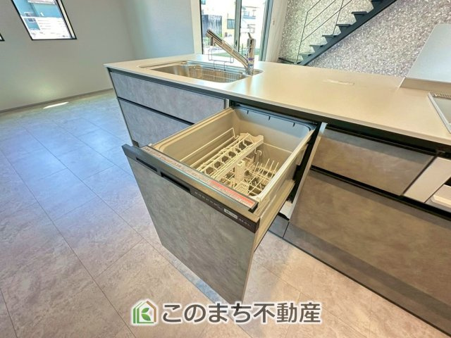アーバンモデリア宇都宮市細谷町の設備|あったらいいなの代表的な設備である食洗機。ビルトイン型で、おさまりもよく、使い勝手も良好です。料理をするのは好きだけど、後片付けは苦手な方に重宝します。洗う手間がないので、時間を有効に使えますね。
