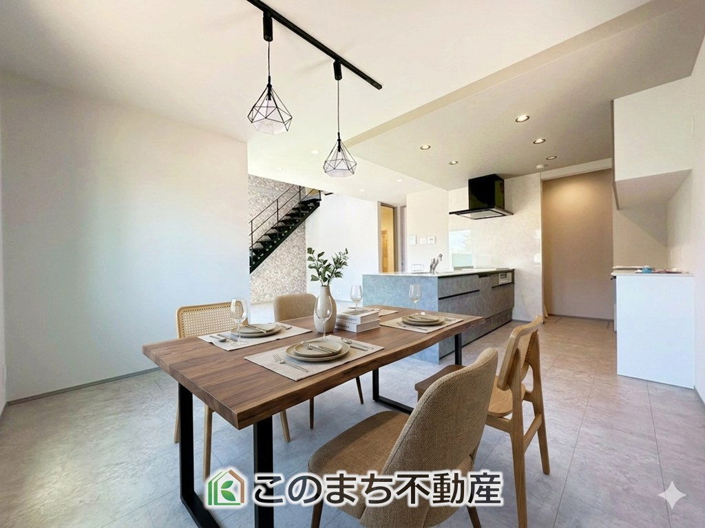 アーバンモデリア宇都宮市細谷町の居間・リビング|くつろぎを愉しむダイニングルームは憩いの場となります。
※家具・什器・調度品・植栽・カーテンなどはCG加工しております。販売価格には含まれません。