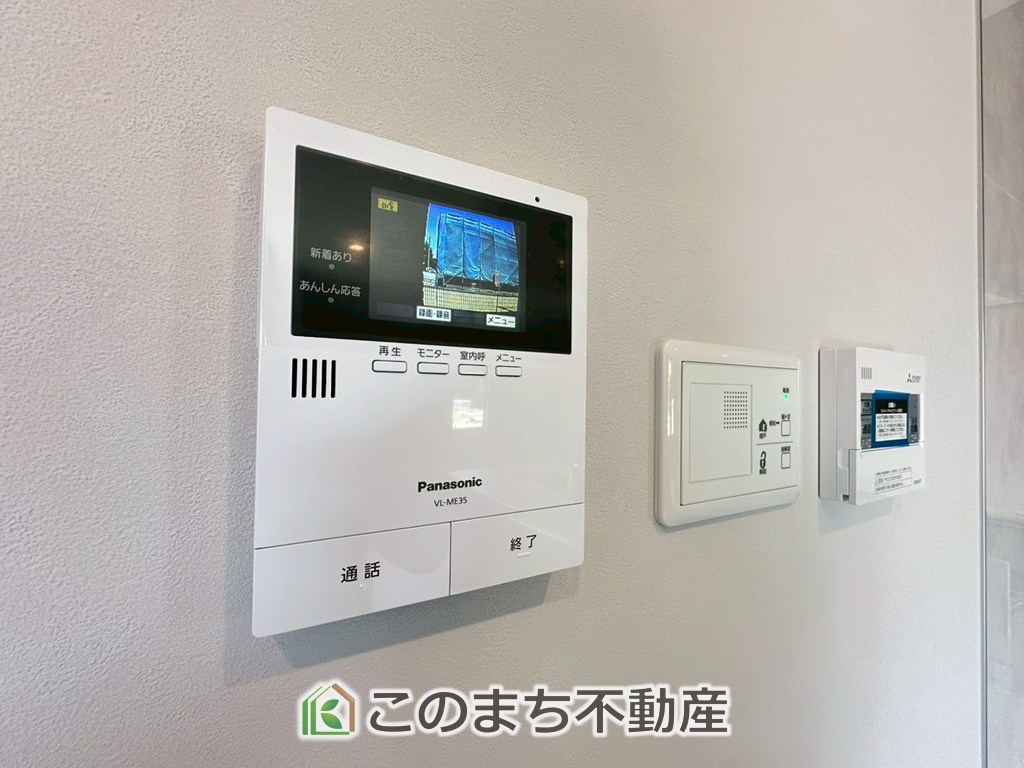 アーバンモデリア宇都宮市細谷町の設備|ＴＶモニター付きインターホンで防犯面もしっかり安心♪
インターホン横のスイッチから玄関キーの施開錠も可能です☆