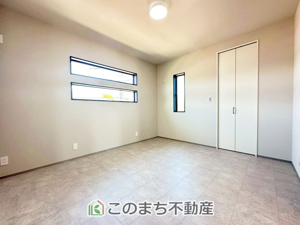 アーバンモデリア宇都宮市細谷町の洋室|採光も確保されたお部屋です。大きいベッドを置いても余裕のあるゆとり空間。
