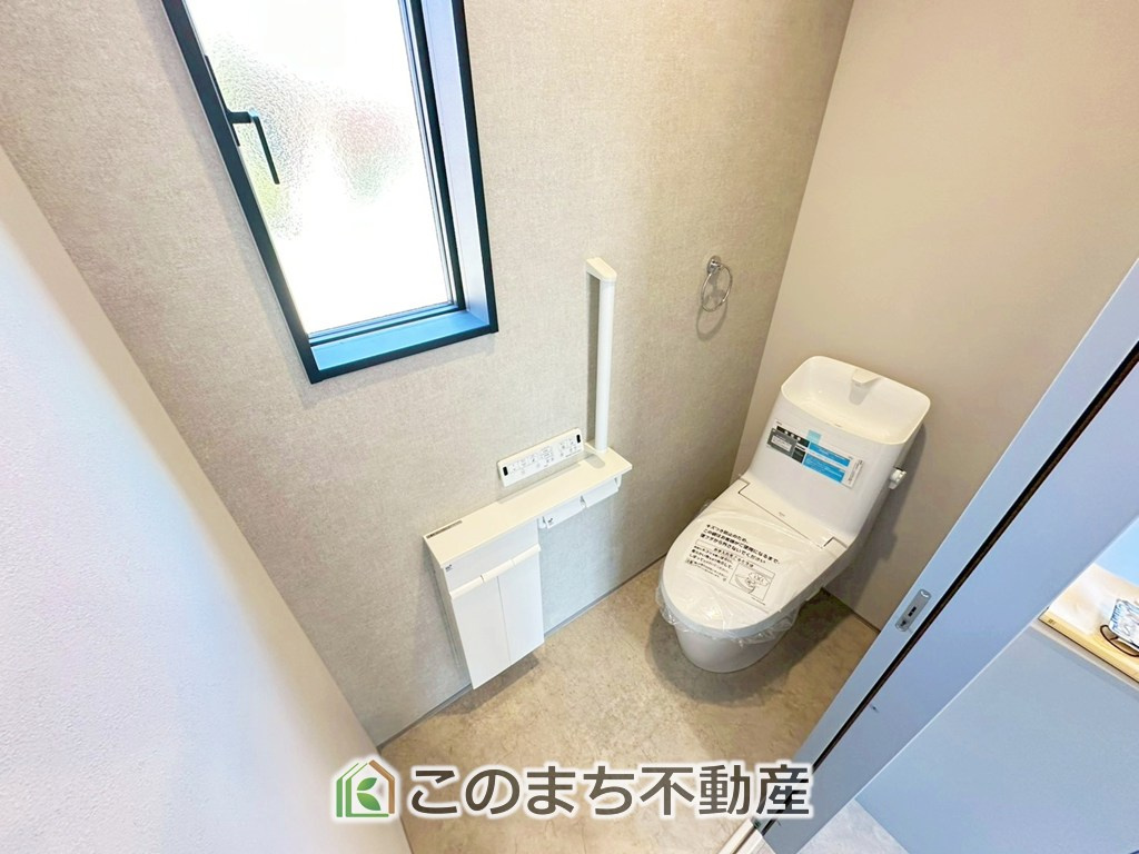 アーバンモデリア宇都宮市細谷町のトイレ|小窓から換気ができて清潔なトイレスペース☆温水洗浄便座搭載です！
