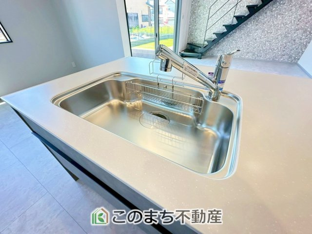 アーバンモデリア宇都宮市細谷町の設備|ビルトイン型浄水器を内蔵したキッチン水栓。お米を研いだり、野菜を洗ったりするときなど用途に応じてワンタッチで浄水に切り替えが可能です。カートリッジ式なので、フィルターを簡単に交換する事が出来ます。
