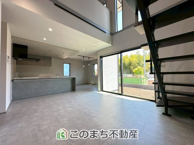アーバンモデリア宇都宮市細谷町の居間・リビング|南向きのリビングは一日中太陽の光が射し込みます♪家族が集まる空間は、自然と笑顔が溢れます。
