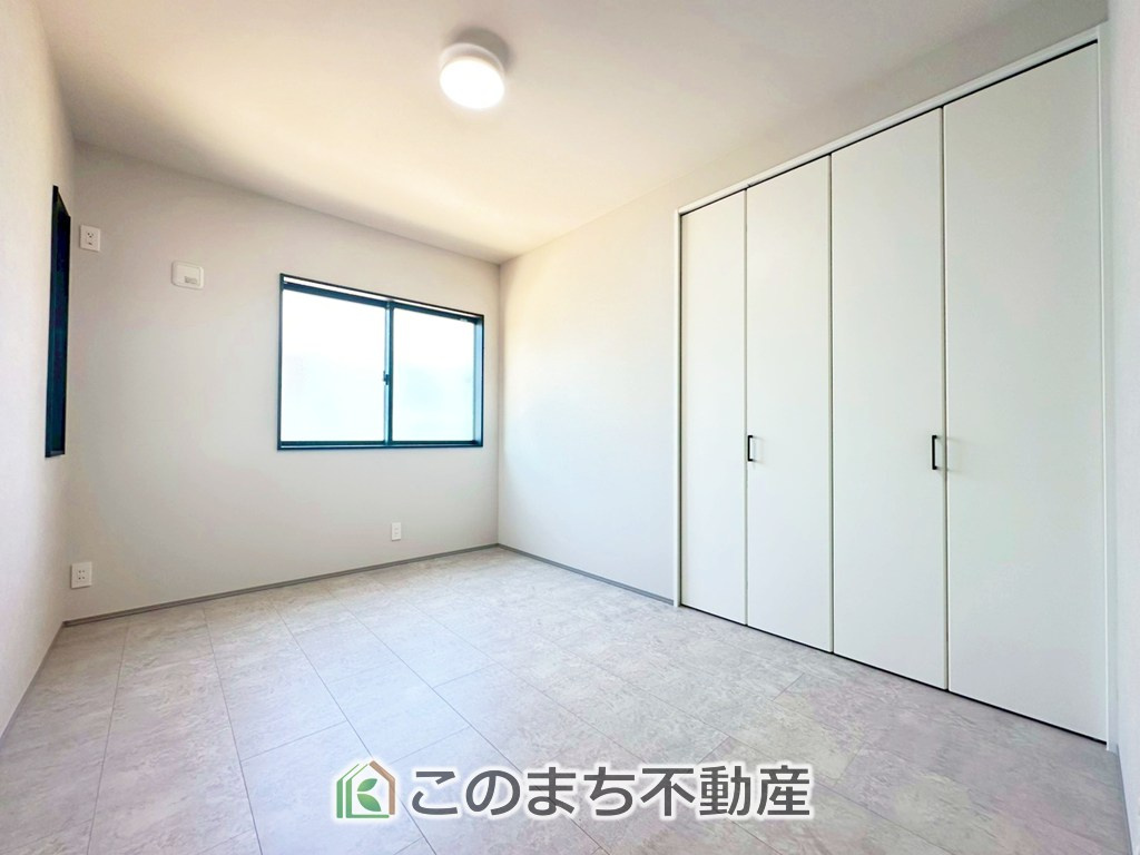 アーバンモデリア宇都宮市細谷町の洋室|家族一人ひとりの大切なプライベート空間。趣味に合わせて使って頂けるようシンプルに仕上げてあります。暮らし心地を大きく左右する収納を、適材適所に配置し使い勝手が考慮されています。
