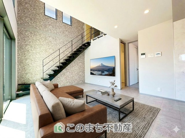 アーバンモデリア宇都宮市細谷町の居間・リビング|家族と過ごす時間を大切にしたい方にぴったりの明るくゆとりある住空間です
※家具・什器・調度品・植栽・カーテンなどはCG加工しております。販売価格には含まれません。