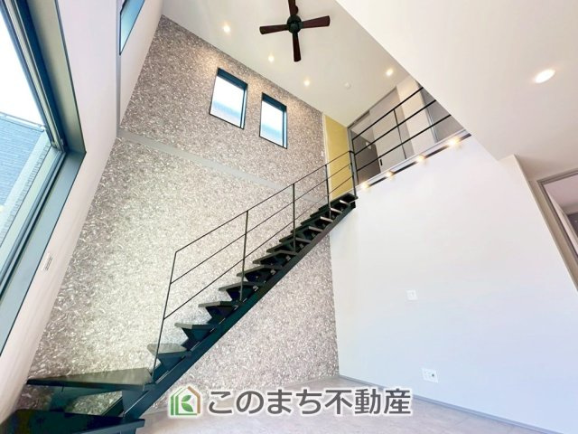 アーバンモデリア宇都宮市細谷町の居間・リビング|リビングにスケルトン階段を採用することで開放感のある空間を演出できます☆
