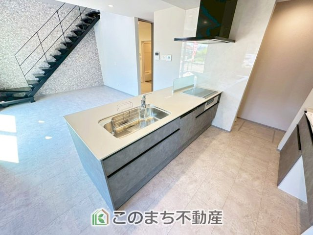 アーバンモデリア宇都宮市細谷町のキッチン|"お洒落なホワイト天板のペニンシュラキッチンを採用しております。
浄水器内蔵の水栓です♪"

