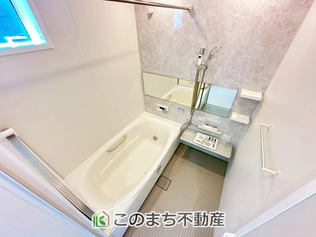 アーバンモデリア宇都宮市細谷町の浴室|"ゆったり１坪バスには換気・乾燥・暖房機能付き！！
大人も足を伸ばせるゆったり浴槽！！
ご家族皆さんで入っても、一人でゆっくり入っても一日の疲れを癒してくれるお風呂です！！"
