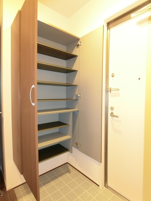 サークルモコ 湘南台の玄関|玄関（シューズボックス）