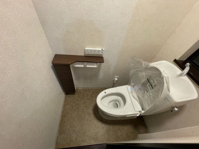 池袋本町貸家のトイレ|8.オート開閉洗浄便座付トイレ
