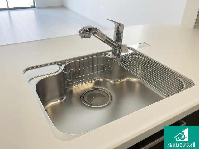 大津市雄琴　第1期　新築一戸建ての浴室|清潔感のある洗面台です。フラットな鏡は掃除がしやすく毎日清潔！ホースは引き出して使えるので洗顔やお掃除の際に便利です！