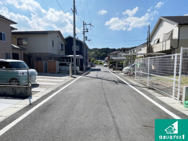 大津市雄琴　第1期　新築一戸建ての前面道路含む現地写真|周辺は閑静な住宅街！前面道路広々で車の出し入れも便利です。駐車が苦手な方でも安心して車庫入れできます！